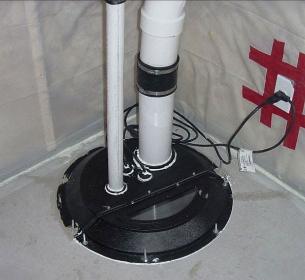 Sealed gas-tight sump pit cover with radon pipe connection in a basement